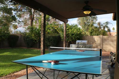 Resort Style Desert Oasis, Pool, Golf, Billiards & Ping Pong