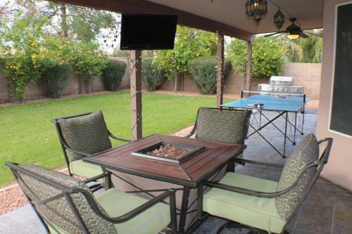 Resort Style Desert Oasis, Pool, Golf, Billiards & Ping Pong