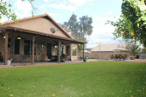 Resort Style Desert Oasis, Pool, Golf, Billiards & Ping Pong