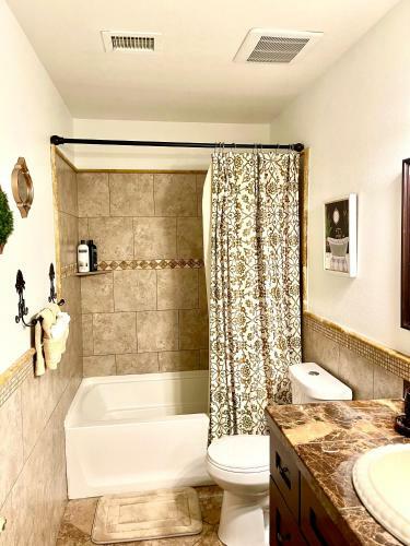 Resort Style Desert Oasis, Pool, Golf, Billiards & Ping Pong
