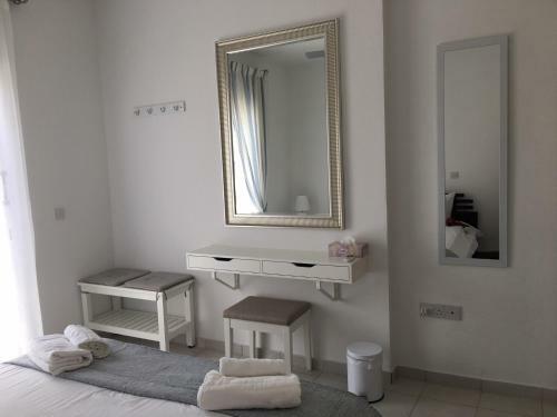 Modern Pool Facing Apartment In Popular Limnaria Gardens