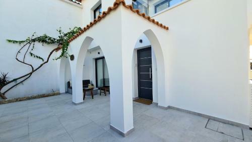 Phaedrus Living: Seaview Luxury Villa Venus