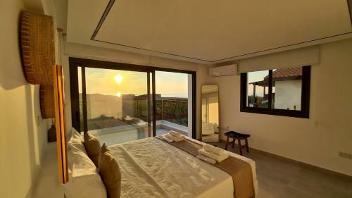 Phaedrus Living: Seaview Luxury Villa Venus