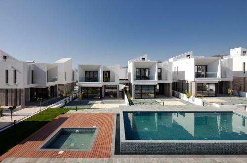 Avalon 1 Villa 6 Communal Pool