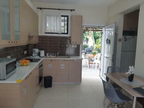 House Near The Beach (Militsa & Aggeliki)