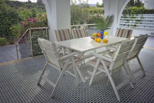Seafront 3 Bedroom Villa Medea With Private Pool And Garden.
