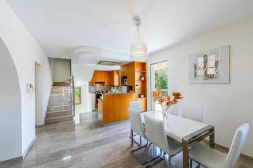 Villa Veronica - 3 Bedroom Beach Villa With Private Swimming Pool