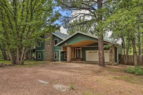 Family-friendly Pinetop Retreat Deck And Yard!
