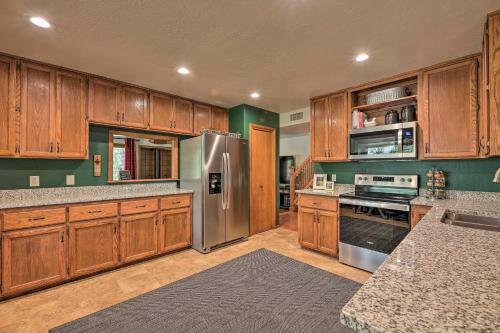 Family-friendly Pinetop Retreat Deck And Yard!