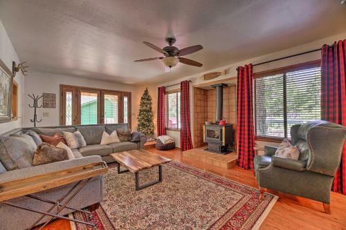 Family-friendly Pinetop Retreat Deck And Yard!