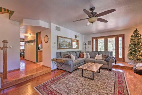 Family-friendly Pinetop Retreat Deck And Yard!
