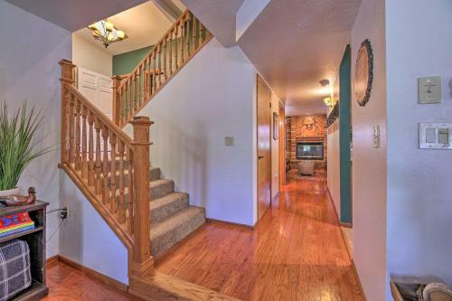 Family-friendly Pinetop Retreat Deck And Yard!