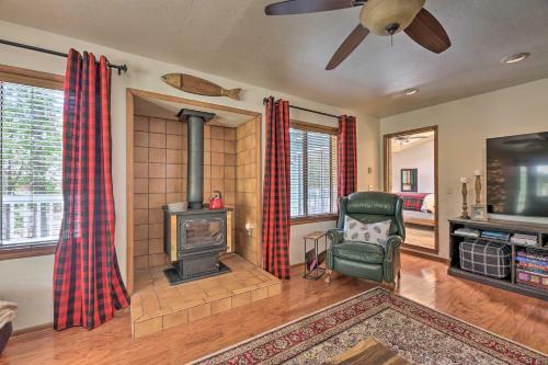 Family-friendly Pinetop Retreat Deck And Yard!