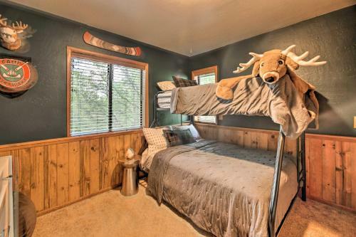 Family-friendly Pinetop Retreat Deck And Yard!