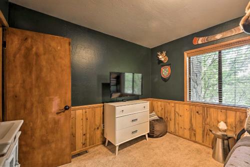 Family-friendly Pinetop Retreat Deck And Yard!