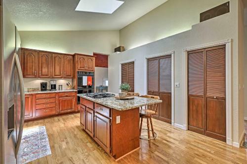Pinetop Cabin With Fireplace, About 1 Mi To Golf!
