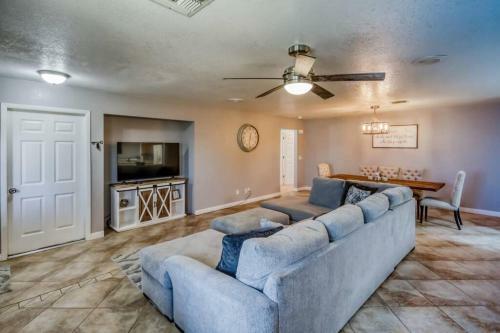 Havasu Hangout W/ Movie Room