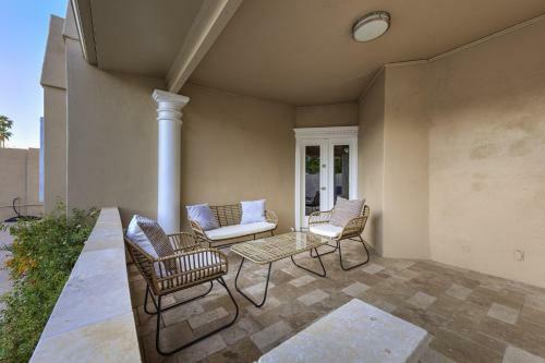 Spacious & Updated House Pool