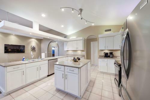 Spacious & Updated House Pool