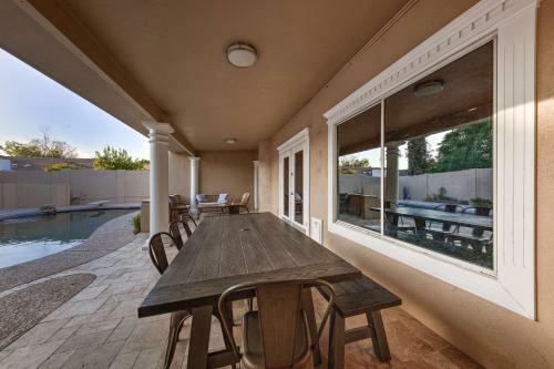 Spacious & Updated House Pool