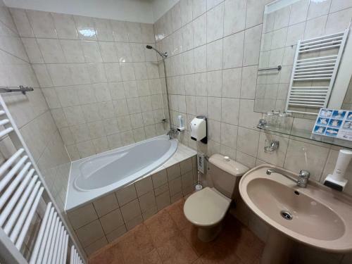 Yura Hotel ?eladn� - Wellness Zdarma