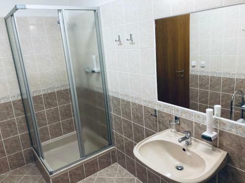 Yura Hotel ?eladn� - Wellness Zdarma