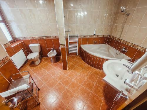 Yura Hotel ?eladn� - Wellness Zdarma