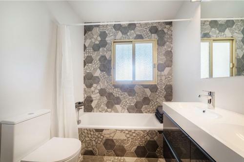 Villa Mimosa Sleeps 8 With Guest House.