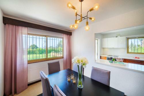 Villa Mimosa Sleeps 8 With Guest House.