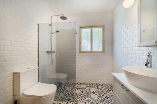 Villa Mimosa Sleeps 8 With Guest House.