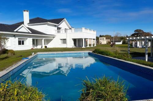 Agradable Villa Con Piscina