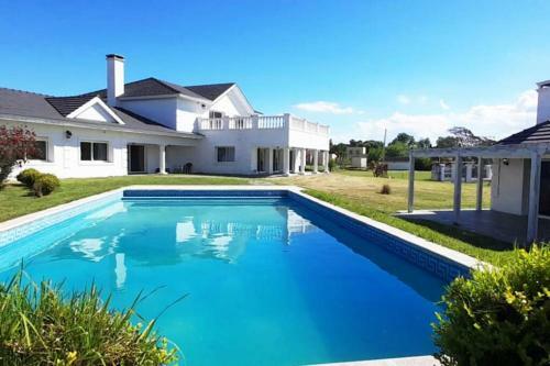 Agradable Villa Con Piscina