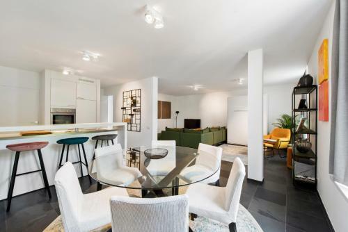 Classy Apartment In City Center With Large Balcony