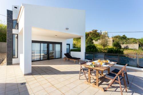 Amplia Villa Con Vistas Al Mar Y Terraza