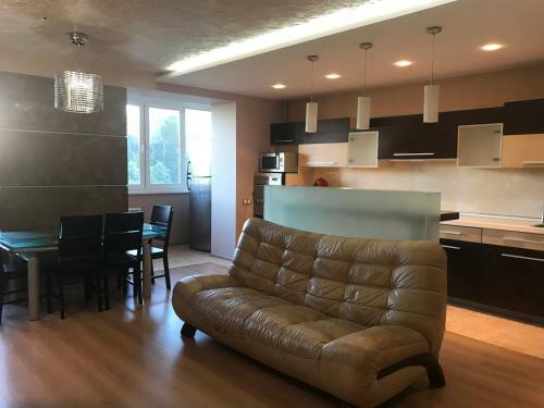 Cozy 2 Bedroom Apartment On Machtova