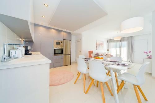 Luxurious 2 Bedroom Apartment Near The Beach