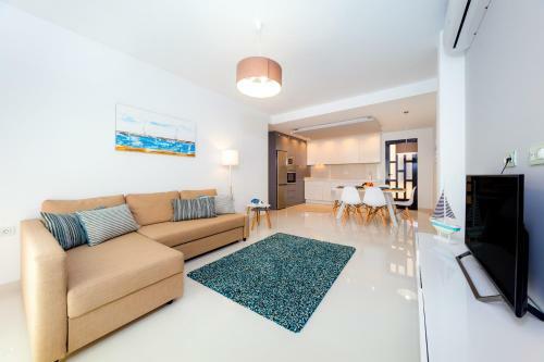 Luxurious 2 Bedroom Apartment Near The Beach