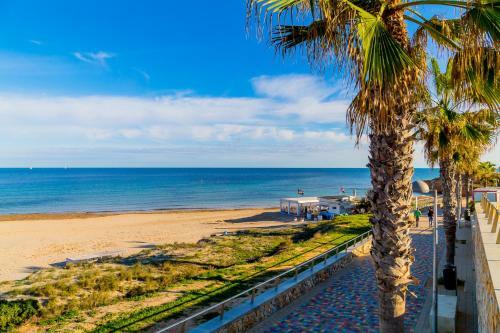 Luxurious 2 Bedroom Apartment Near The Beach