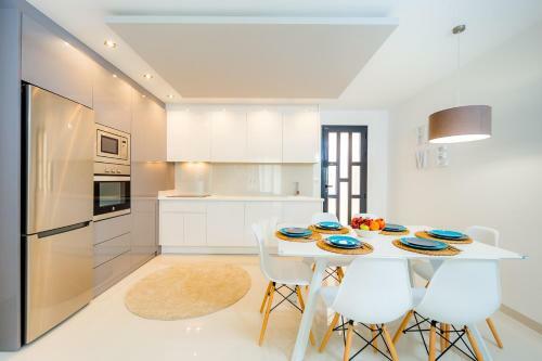 Luxurious 2 Bedroom Apartment Near The Beach