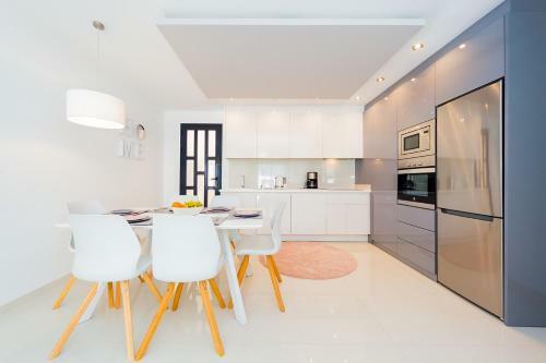 Luxurious 2 Bedroom Apartment Near The Beach