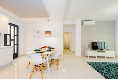 Luxurious 2 Bedroom Apartment Near The Beach