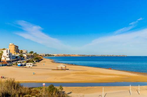 Luxurious 2 Bedroom Apartment Near The Beach