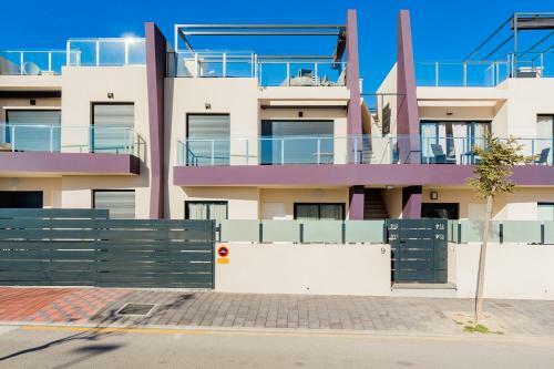 Luxurious 2 Bedroom Apartment Near The Beach