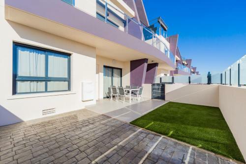 Luxurious 2 Bedroom Apartment Near The Beach