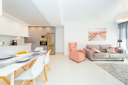 Luxurious 2 Bedroom Apartment Near The Beach
