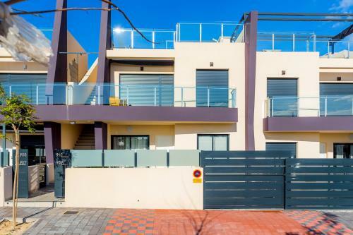 Luxurious 2 Bedroom Apartment Near The Beach