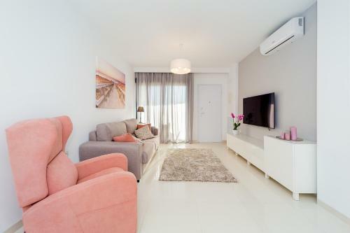 Luxurious 2 Bedroom Apartment Near The Beach
