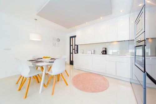 Luxurious 2 Bedroom Apartment Near The Beach