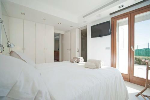 Majestic 5 Bedroom Villa With Pool And Sea Front