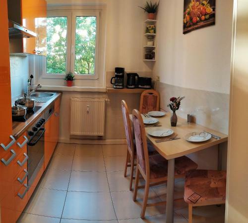 Helles Apartment Mit Balkon Am Gro�en Garten Nahe Stadtzentrum